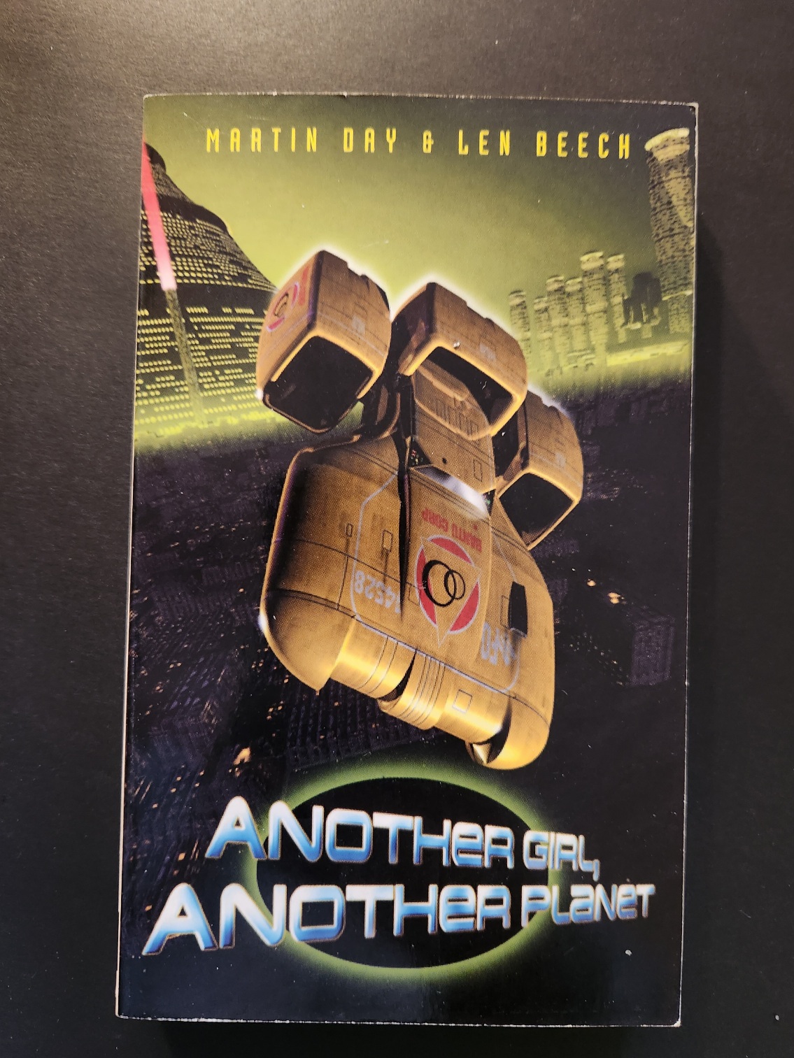 DOCTOR WHO: ANOTHER GIRL, ANOTHER PLANET BY MARTIN DAY & LEN BEECH 1998 NA UK EDITION PAPERBACK